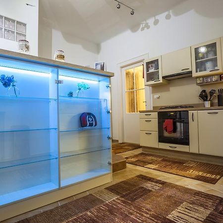 Luxury Air-Conditioned Rooms In Old Town บราติสลาวา ภายนอก รูปภาพ