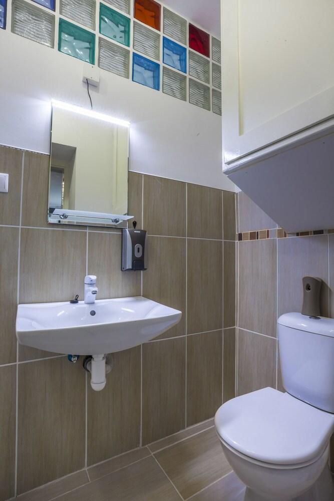 Luxury Air-Conditioned Rooms In Old Town บราติสลาวา ภายนอก รูปภาพ