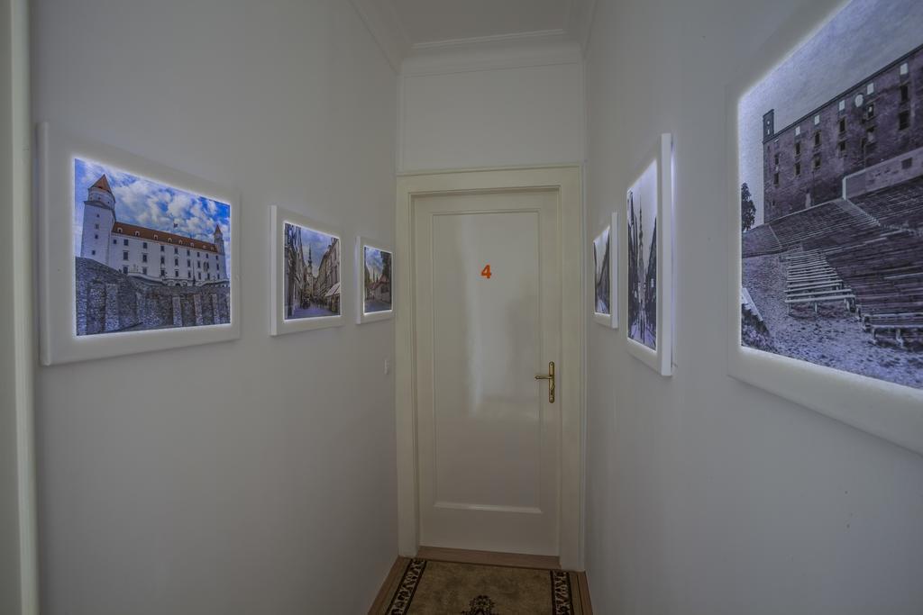 Luxury Air-Conditioned Rooms In Old Town บราติสลาวา ภายนอก รูปภาพ