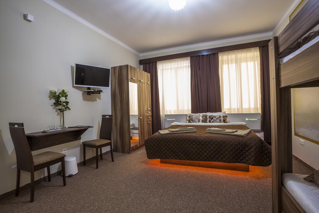 Luxury Air-Conditioned Rooms In Old Town บราติสลาวา ภายนอก รูปภาพ