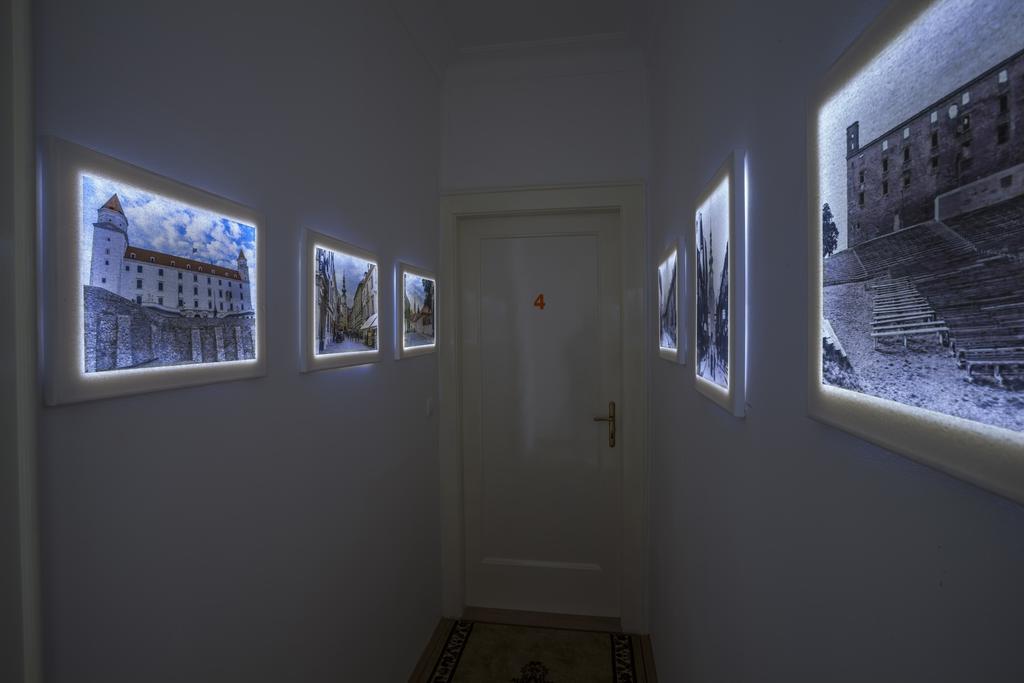 Luxury Air-Conditioned Rooms In Old Town บราติสลาวา ภายนอก รูปภาพ