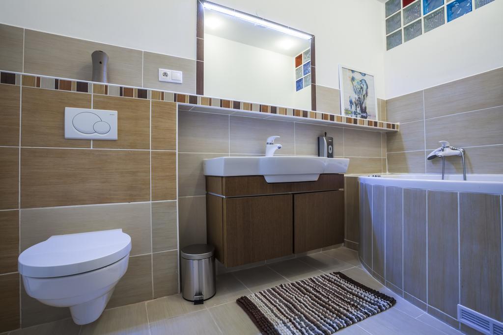 Luxury Air-Conditioned Rooms In Old Town บราติสลาวา ภายนอก รูปภาพ