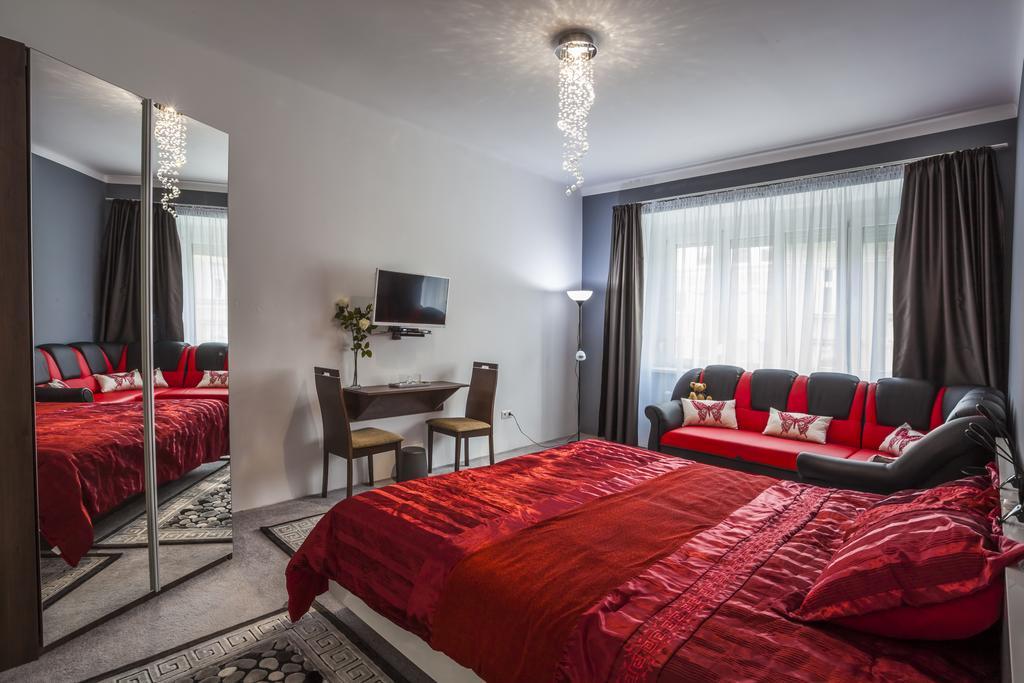 Luxury Air-Conditioned Rooms In Old Town บราติสลาวา ภายนอก รูปภาพ