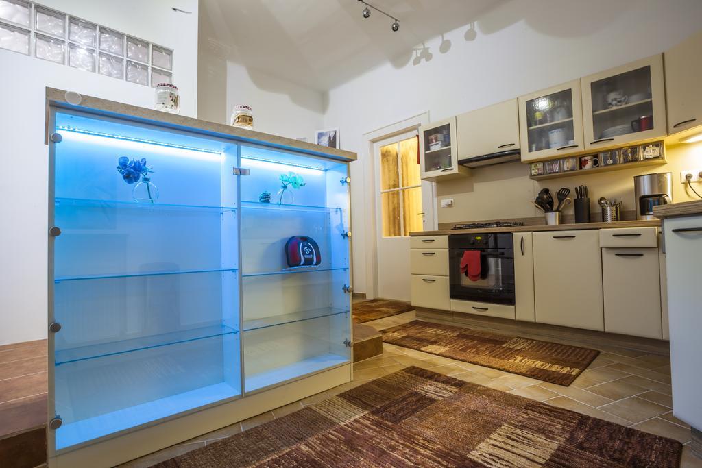 Luxury Air-Conditioned Rooms In Old Town บราติสลาวา ภายนอก รูปภาพ