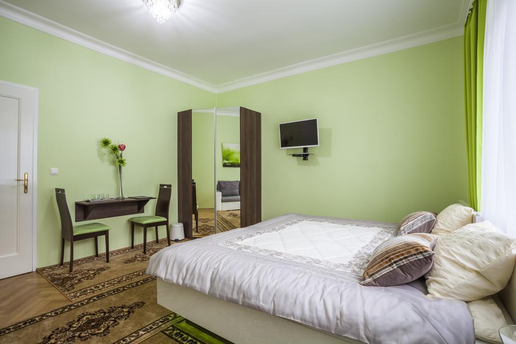 Luxury Air-Conditioned Rooms In Old Town บราติสลาวา ภายนอก รูปภาพ