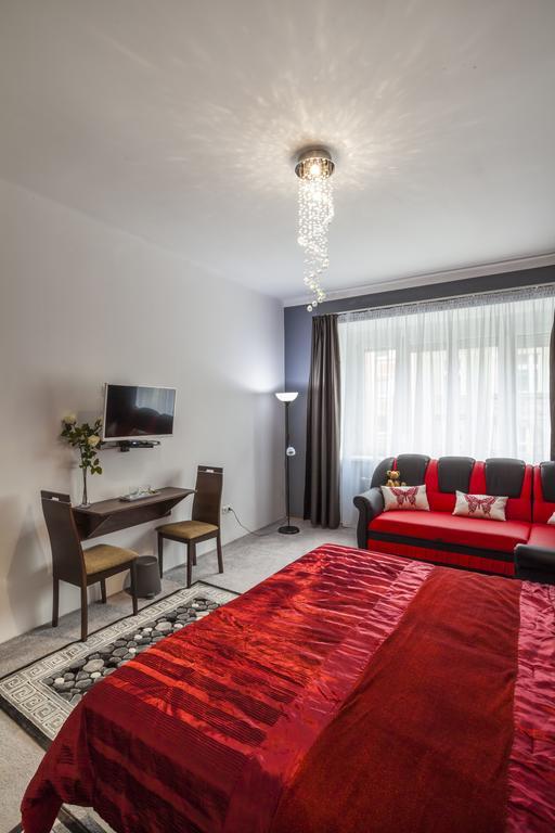 Luxury Air-Conditioned Rooms In Old Town บราติสลาวา ภายนอก รูปภาพ
