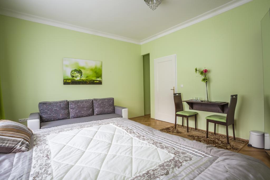 Luxury Air-Conditioned Rooms In Old Town บราติสลาวา ภายนอก รูปภาพ