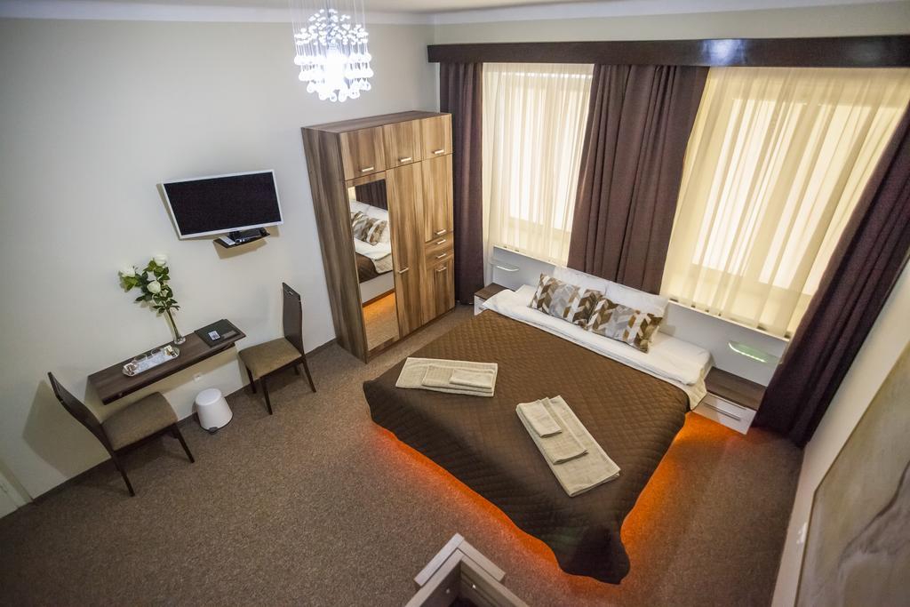 Luxury Air-Conditioned Rooms In Old Town บราติสลาวา ภายนอก รูปภาพ