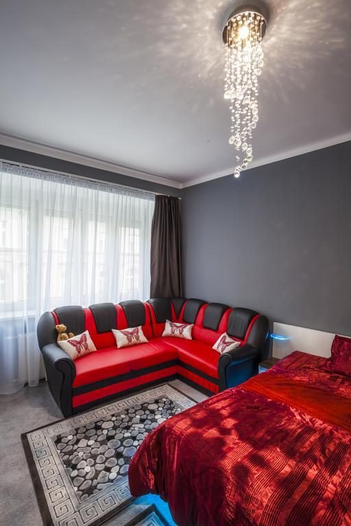 Luxury Air-Conditioned Rooms In Old Town บราติสลาวา ภายนอก รูปภาพ