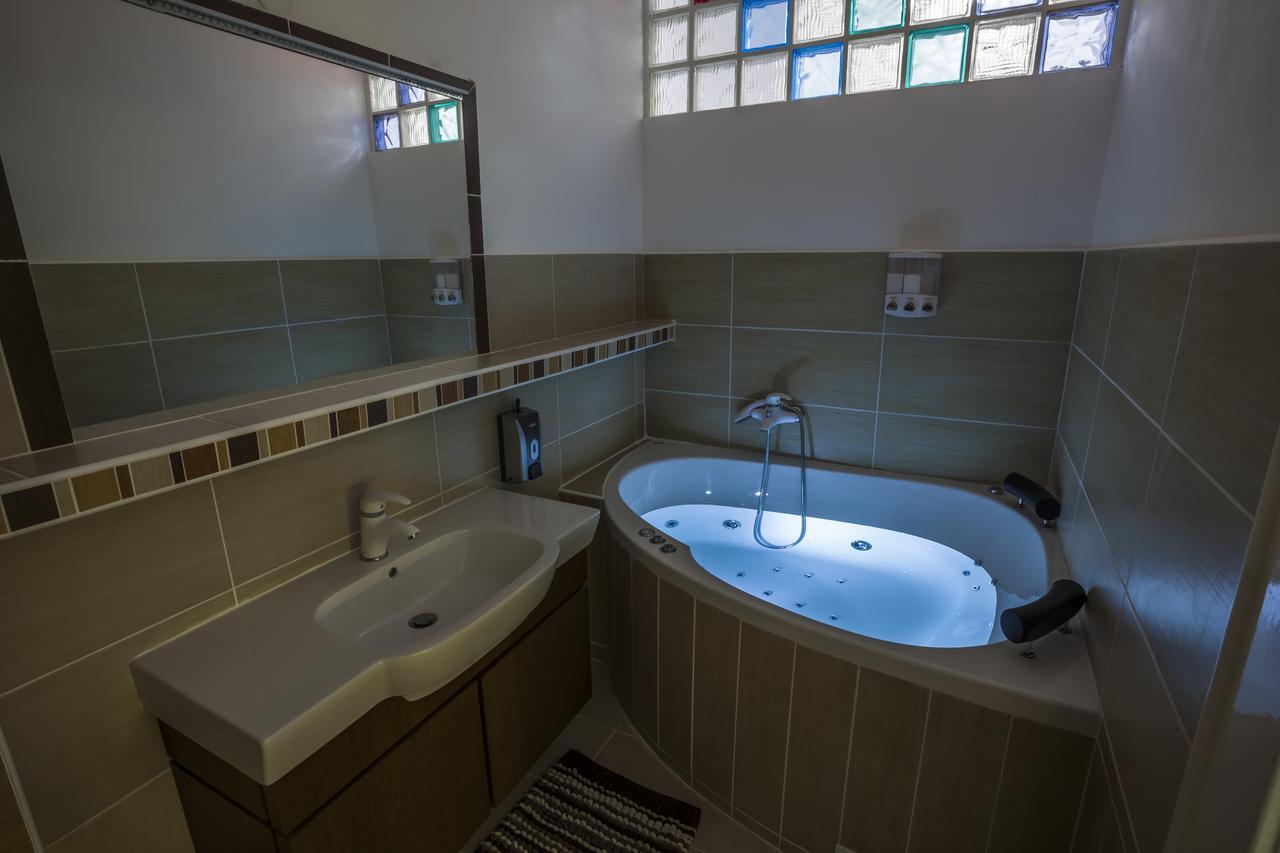 Luxury Air-Conditioned Rooms In Old Town บราติสลาวา ภายนอก รูปภาพ